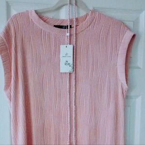 Illusory short sleeve stretch knit top with 36" pink pearls. Size M.